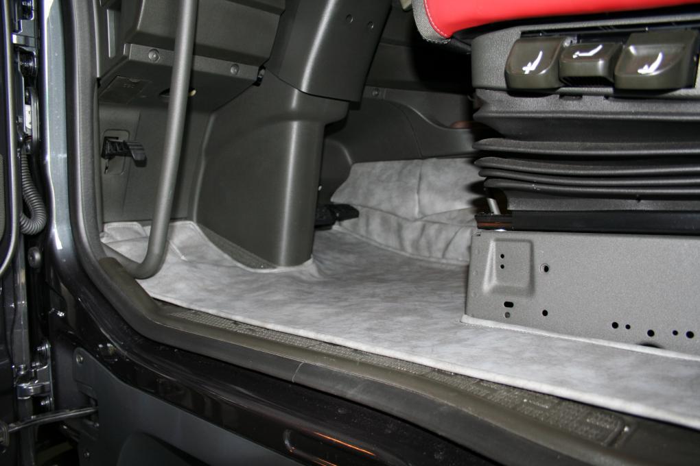 Enginetunnel Covers And Floor Mats In Smooth Leather Look